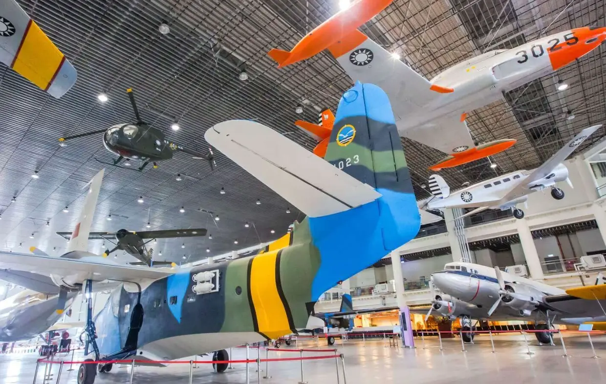 航空教育展示館附近美食